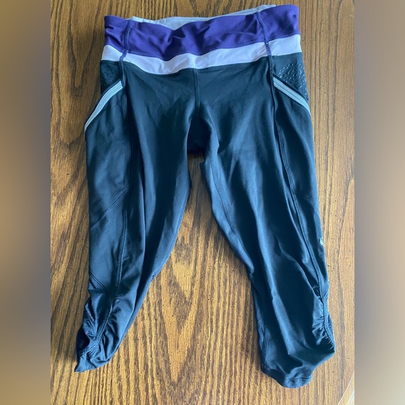 **LIKE NEW** Lululemon RUN: A Marathon Crops - Size 6 - Picture 1 of 4